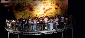 Jóvenes en Planetario de La Habana.