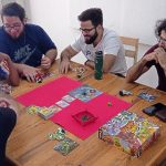 Jóvenes alrededor de una mesa de juego.
