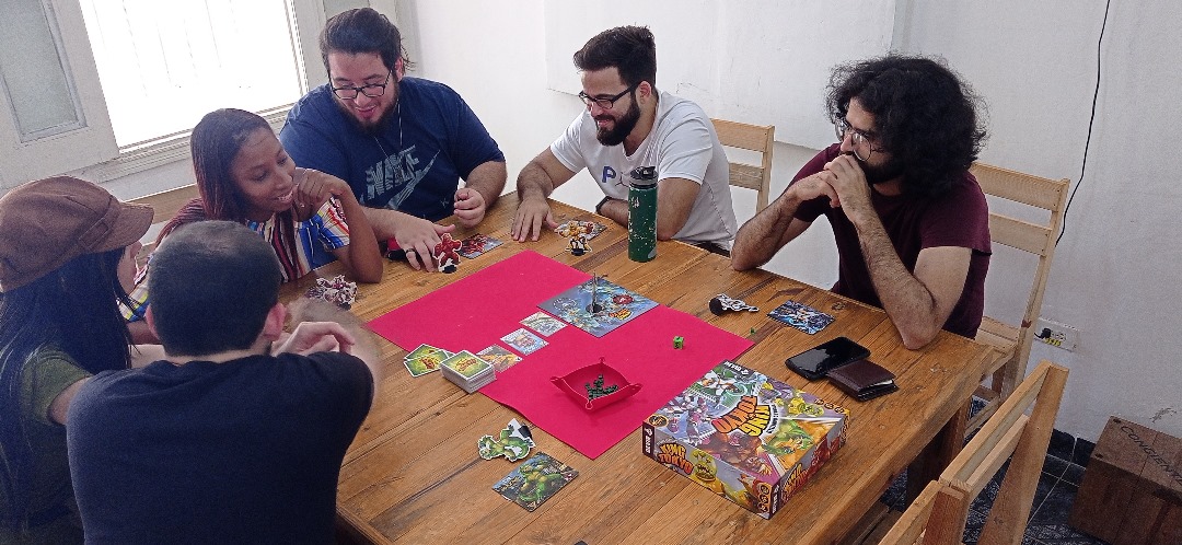 Jóvenes alrededor de una mesa de juego.