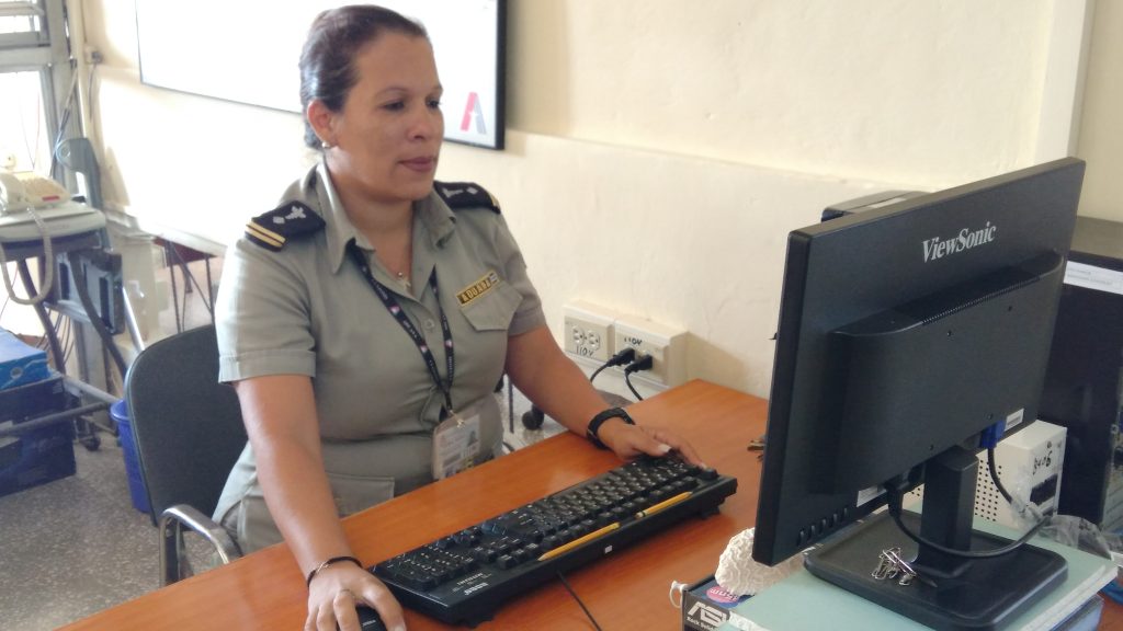 Yaima Tirador, jefa de Gestión de riesgo y enfrentamiento de la Aduana refiere que es preocupante cuando las personas tratan de sacar las aves pegadas al cuerpo, pues las ponen en peligro de muerte. (Foto: Andrea Desnoe)