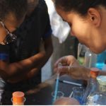 Dos jóvenes hacen experimiento químico