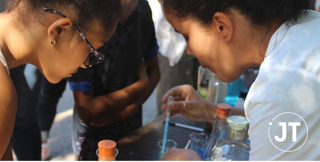 Dos jóvenes hacen experimiento químico
