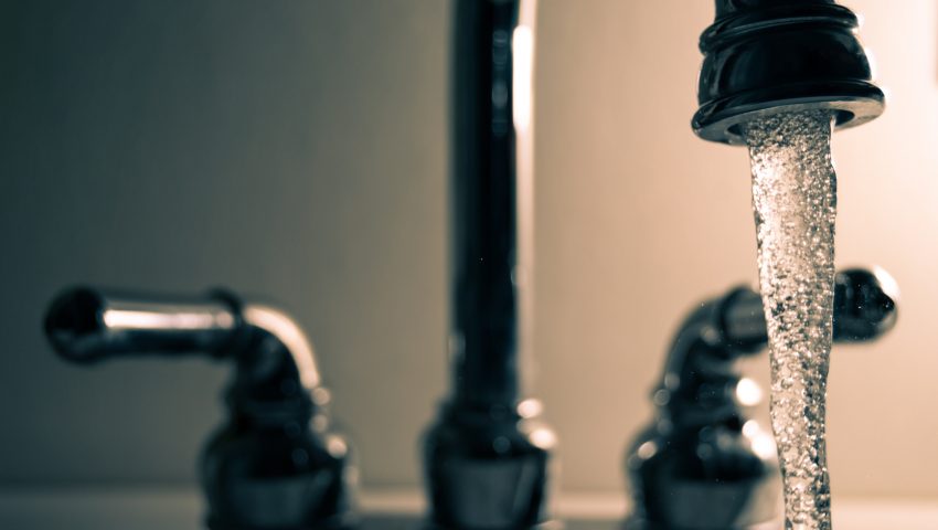grifo de agua abierto en un fregadero