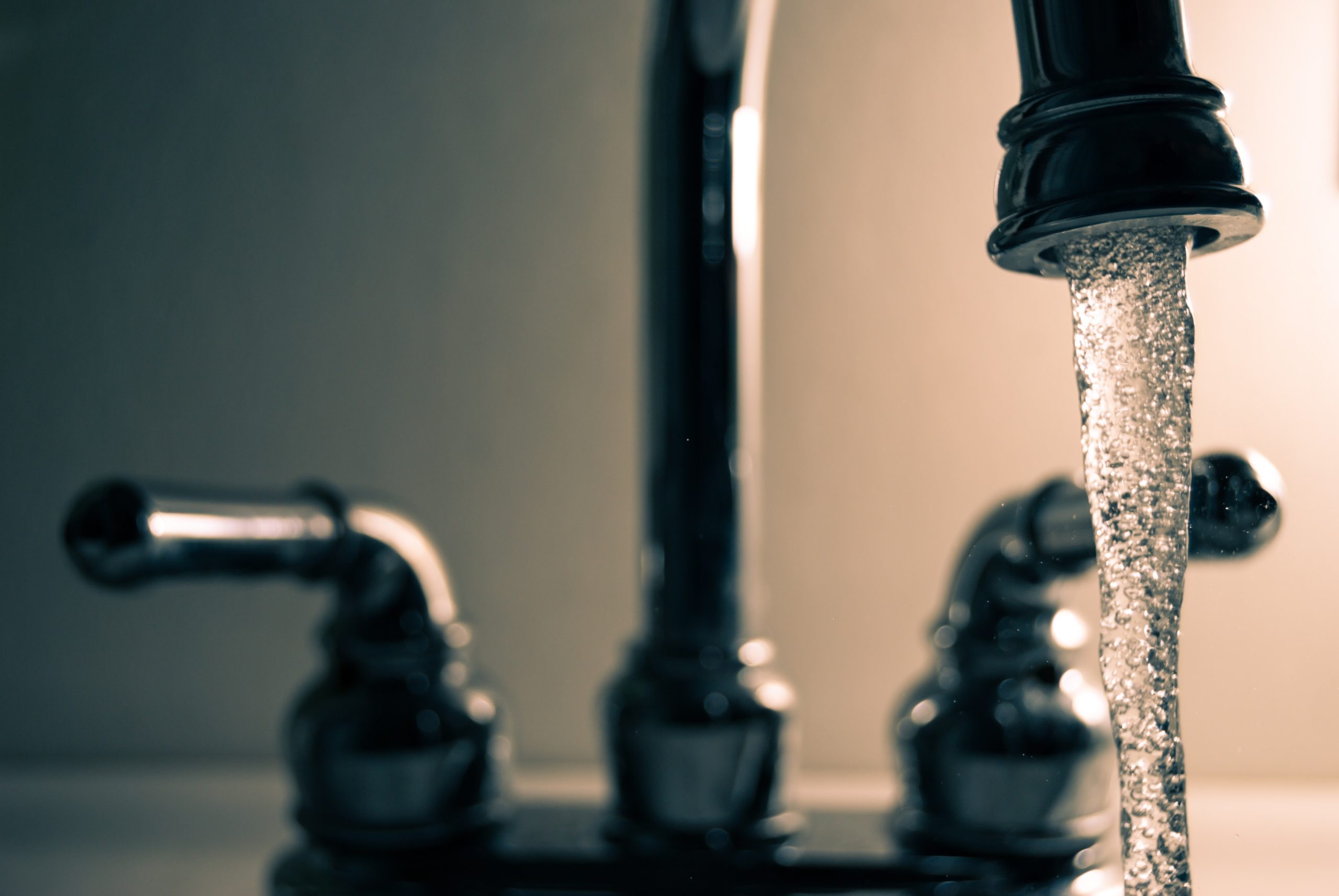 grifo de agua abierto en un fregadero