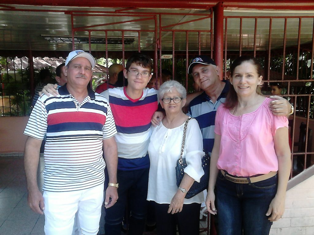 La madre (a la derecha) y el padre se encargaron de crear la vocación por el estudio. En la foto, David junto a la abuela y tíos maternos, en 2017. (Foto: Cortesía del entrevistado)