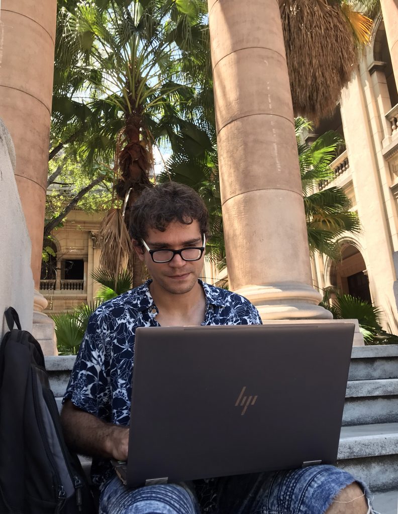 David García Aguilera: El futuro profesor en su olimpo, la Universidad de La Habana, sigue resolviendo cualquier dilema informático por peliagudo que sea. Va por más de 4 500, según tabula, y no quiere parar. (Foto: Toni Pradas)