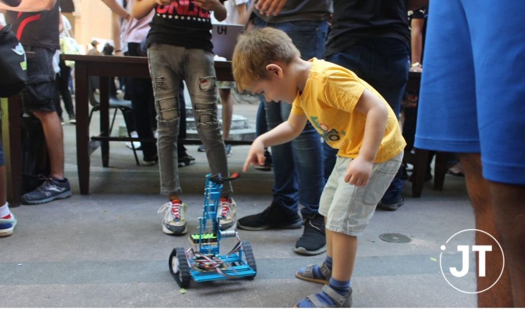 Niño observa robot de juguente