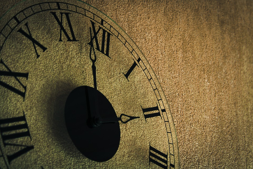 Reloj de pared que marca las dos de la tarde