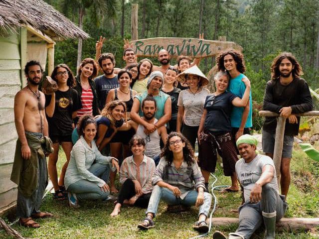 Jóvenes involucrados en proyecto de permacultura