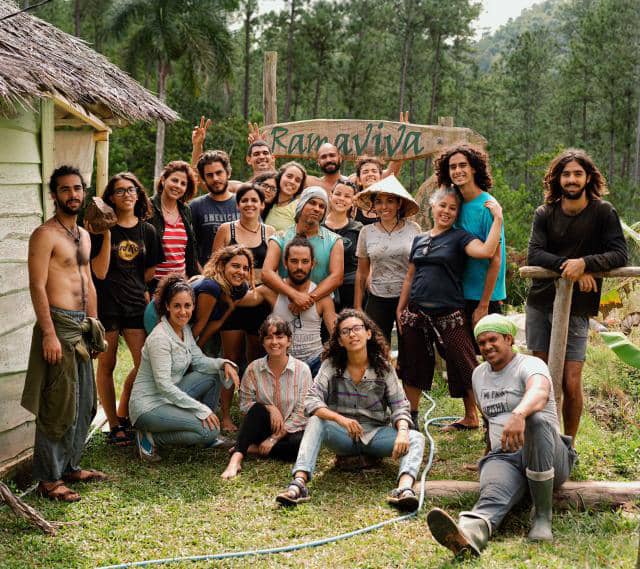 Jóvenes involucrados en proyecto de permacultura