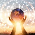 Una persona carga el mundo frente a cielo estrellado