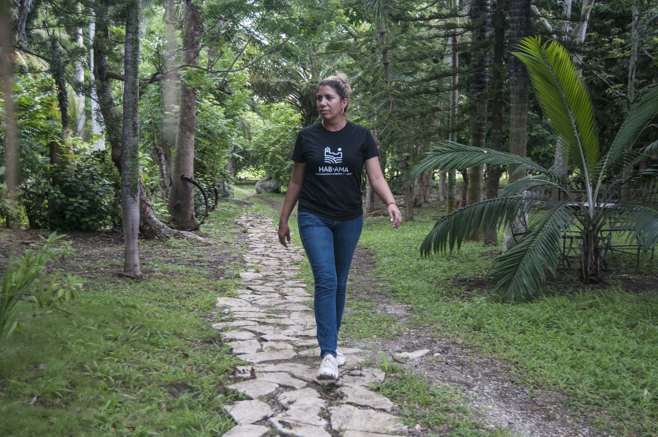 Yoandra, dueña de la finca del mismo nombre camina por las plantaciones.