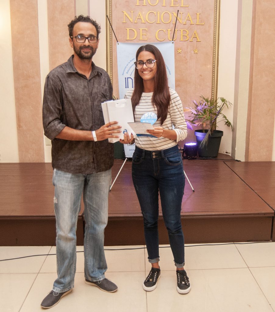 Ingeniera Laura Valdés Abreu recibe su mención por Desarrollo de un Sistema de Gestión Automatizado de Ciberseguridad (SGACS) (Fotos: Dunia Álvarez)