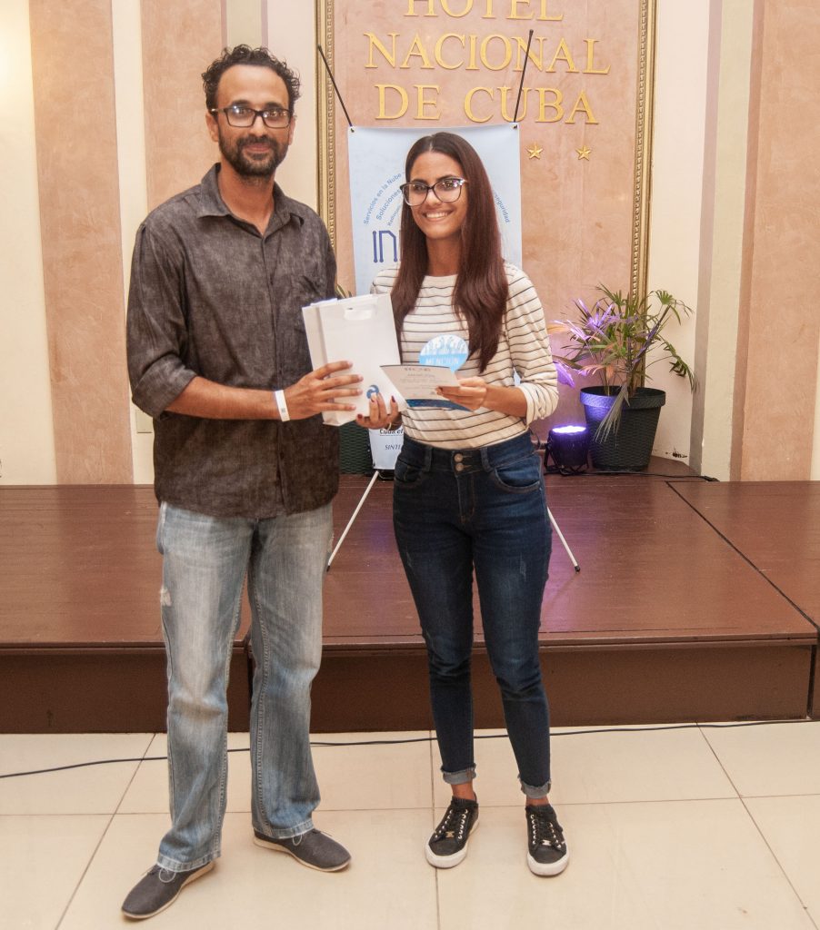 Ingeniera Laura Valdés Abreu recibe su mención por Desarrollo de un Sistema de Gestión Automatizado de Ciberseguridad (SGACS) (Fotos: Dunia Álvarez) 