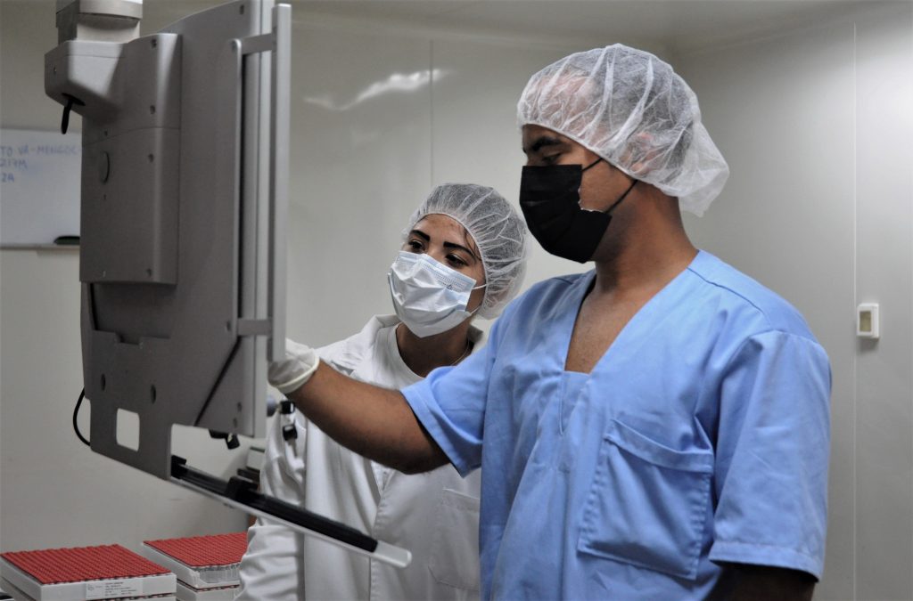 Jóvenes científicos del Centro Nacional de Biopreparados