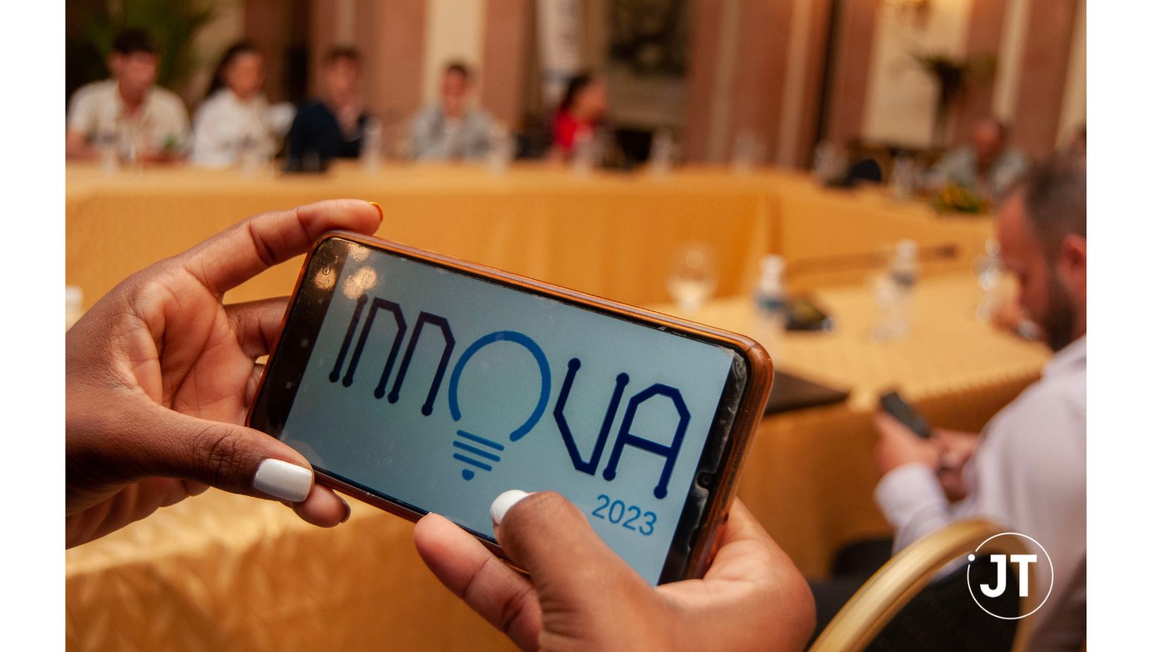 Logotipo de INNOVA2023 en la pantalla de un celular