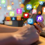 Una persona opera un teléfono inteligente