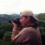 Yaneli Peña tira una fotografía a las montañas