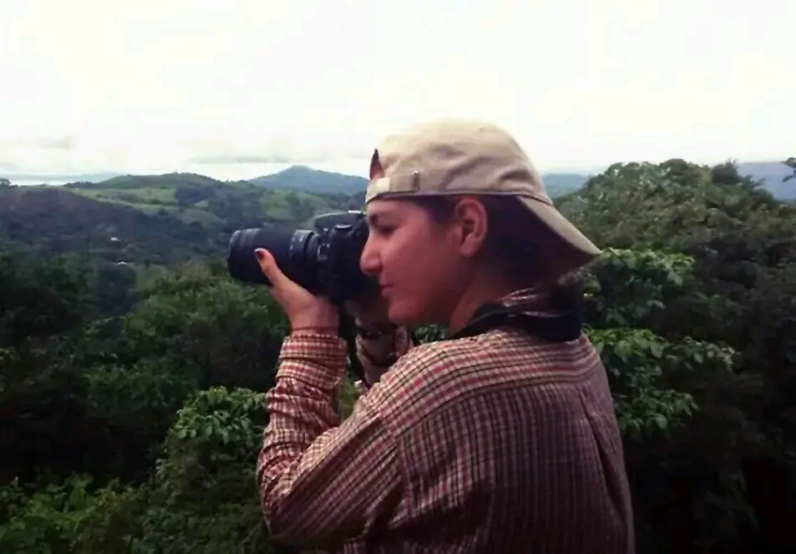 Yaneli Peña tira una fotografía a las montañas