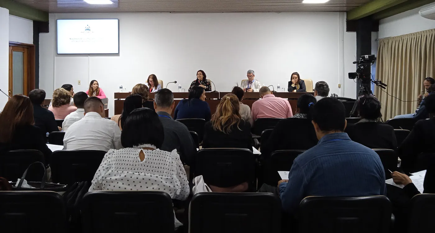 Diputados cubanos de la Comisión de los Servicios del Parlamento
