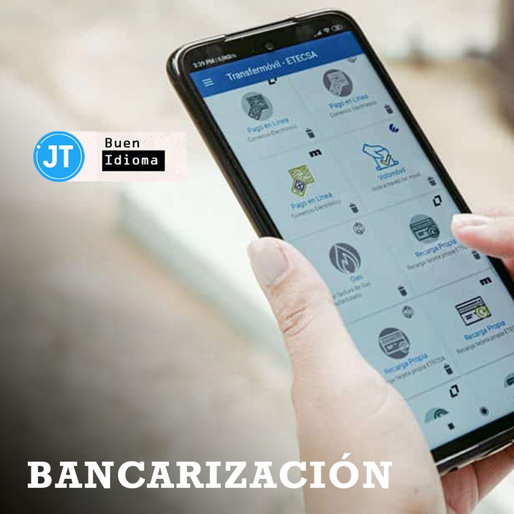 Bancarización. Imagen de persona utilizando la aplicación Transfermóvil para pagos electrónicos.