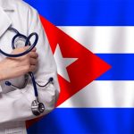 Médico cubano con un estetóscopo en la mano.