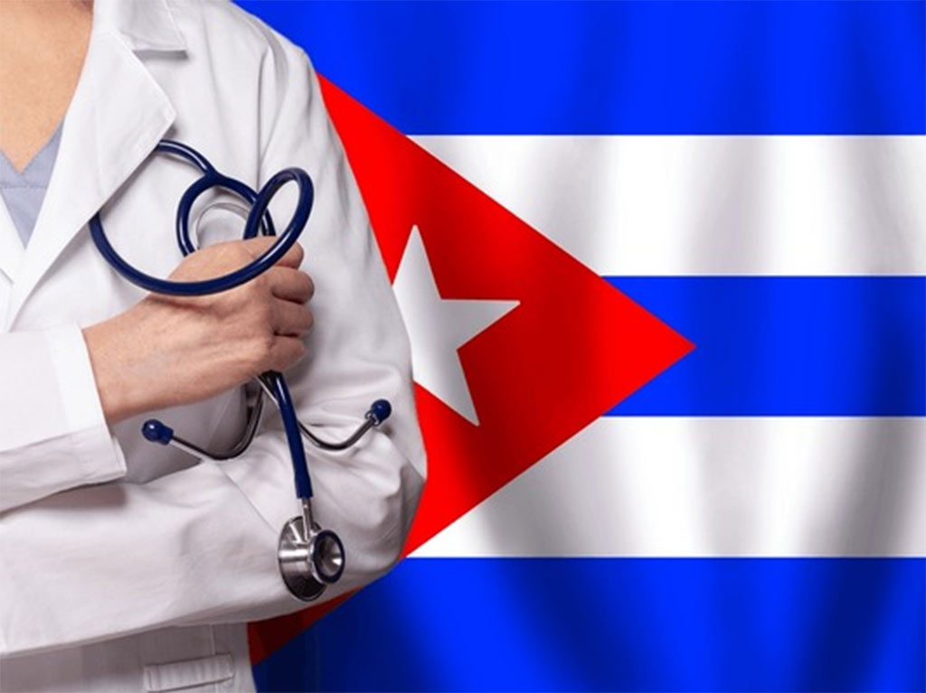 Médico cubano con un estetóscopo en la mano.