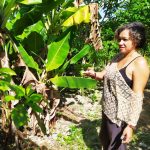 En el patio de su casa, que les ofrece alimento, belleza y un modo amable de vivir.