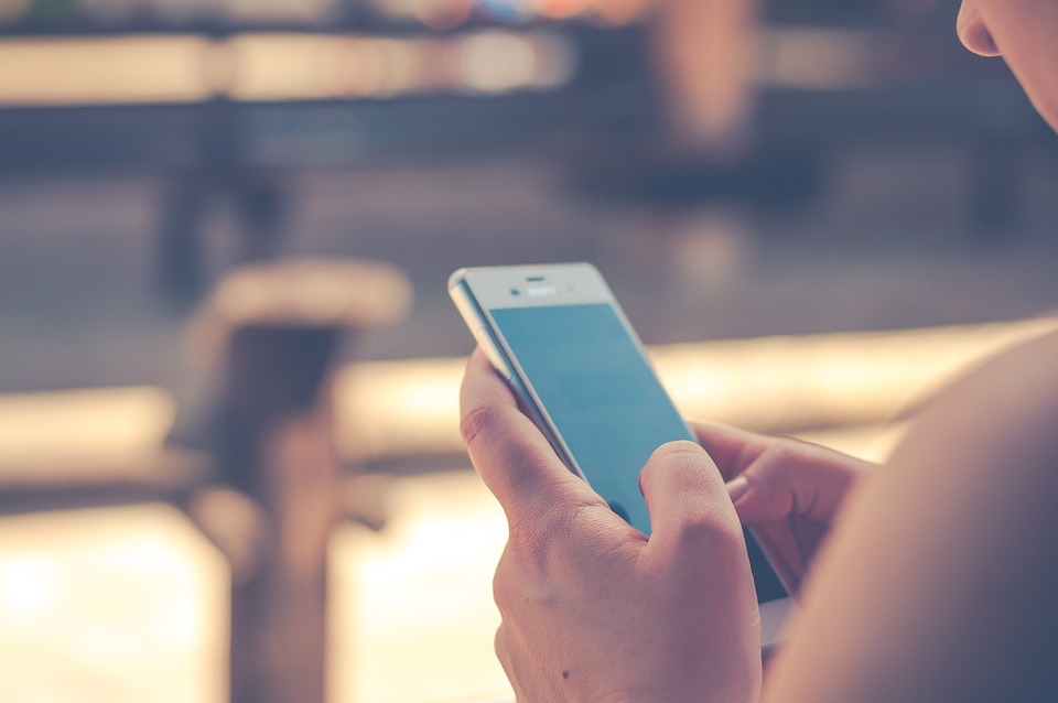 persona con un teléfono celular en la mano