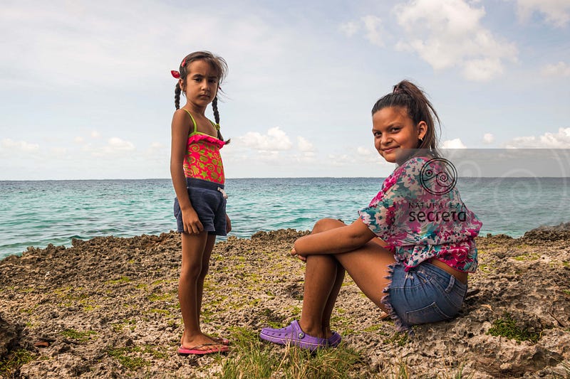 Niñas cubanas en zona costera de la Isla