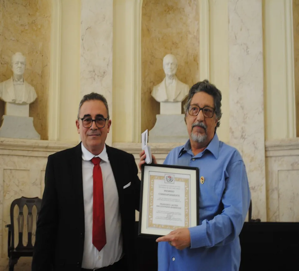 El Dr. C. Francisco Javier Ballesteros Rodríguez recibió la medalla conmemorativa por el 150 aniversario y el Sello de la ACC de manos del presidente de la Academia de Ciencias de Cuba, Dr. Cs. Luis Velázquez Pérez.