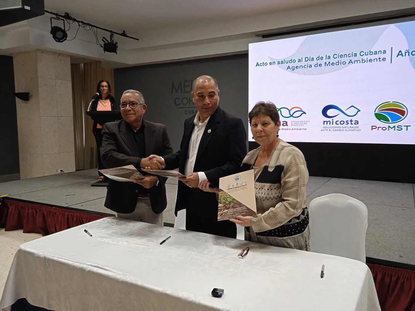 En la imagen de izquierda a derecha: Idalexis Rodríguez, director general de la mipyme Mi Fortuna, Alfredo Martínez, director de OP15 y la Dra. Maritza García, directora de la Agencia de Medio Ambiente.