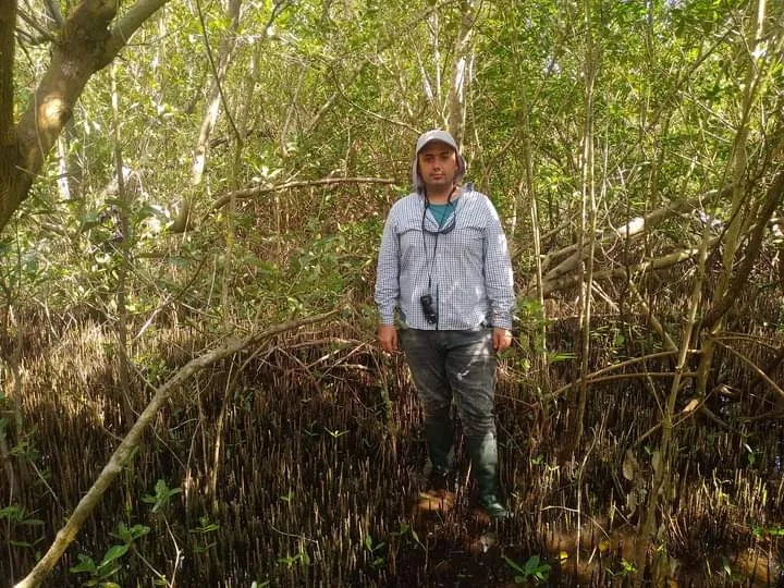 Félix Alexis Correa, durante el monitoreo de manglares en Punta Brava, Caibarién. Foto cortesía del entrevistado.