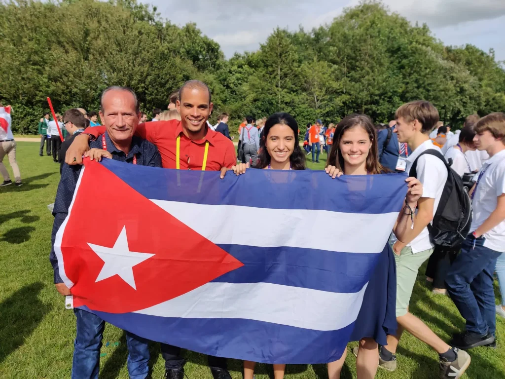 Junto a Sofía Albizu-Campos y Juliette Bringas en la IMO 2019 (Foto: tomada del perfil de Facebook del entrevistado)
