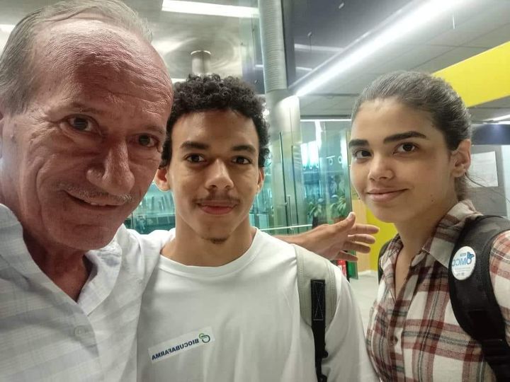 Acompañando a Aser Acosta y Karla Ramírez rumbo a la 64 Olimpiada Mundial de Matemática en Japón (Foto: tomada del perfil de Facebook del entrevistado)
