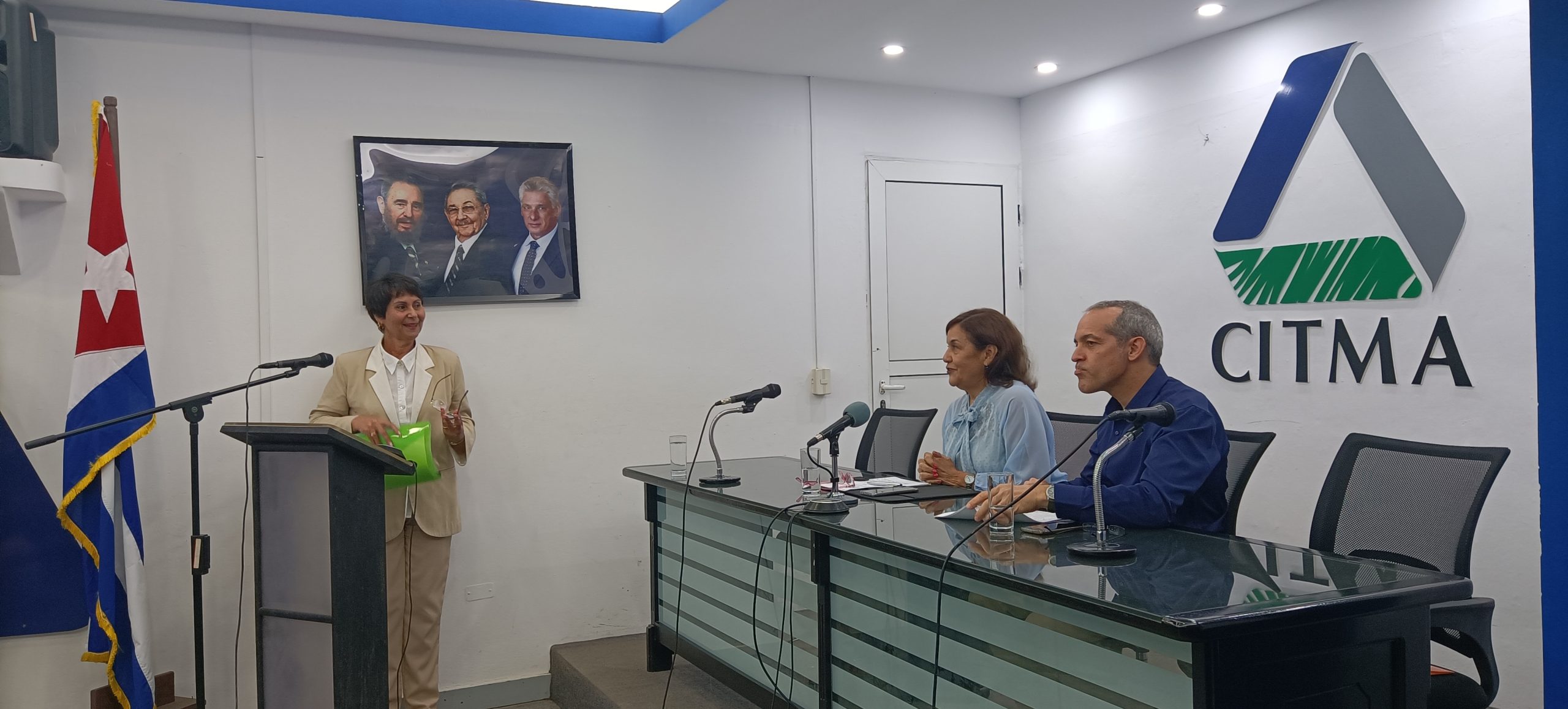 Durante la conferencia de prensa, la máster Yarina Solo Herrera, junto a la ministra del CITMA, Elba Rosa Pérez y el viceministro Armando Rodríguez
