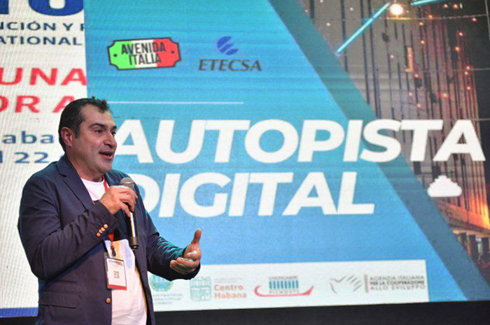 Michael Curto presenta el proyecto de banda ancha para la Avenida Italia en Feria Informática 2024
