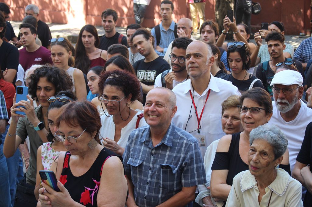 Alumnos y profesores de la Facultad de Física de la Universidad de La Habana