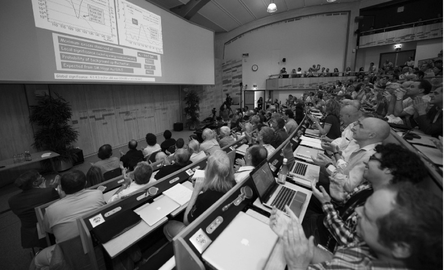 Anuncio del premio Nobel a Peter Higgs por su descubrimiento del bosón de higgs.