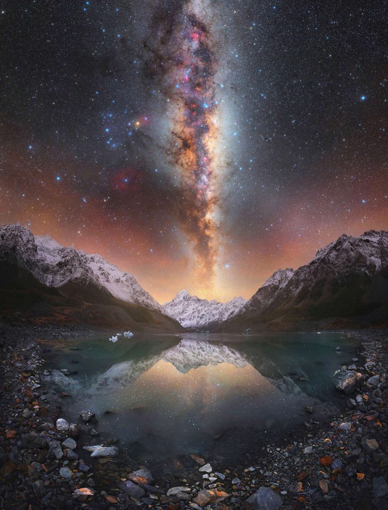 “Lightning Lake” Por Tom Rae. Aoraki, Parque Nacional Mount Cook, Nueva Zelanda.
"La imagen presenta icebergs en el lago glaciar de color azul cian, un airglow rojo pintando el cielo y el resplandor de miles de millones de estrellas en la Vía Láctea", añade Rae. (Una muestra de la Vía Láctea en fotografías)