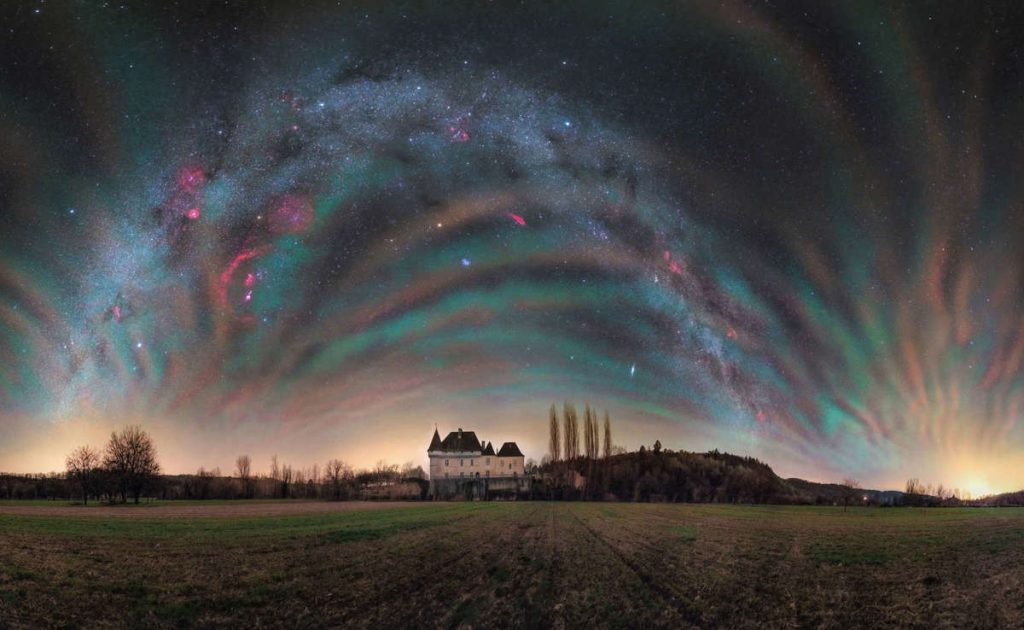 "Atmospheric Fireworks" por JULIEN LOOTEN. Dordoña, Francia. La belleza de la Vía Láctea en fotografías.
