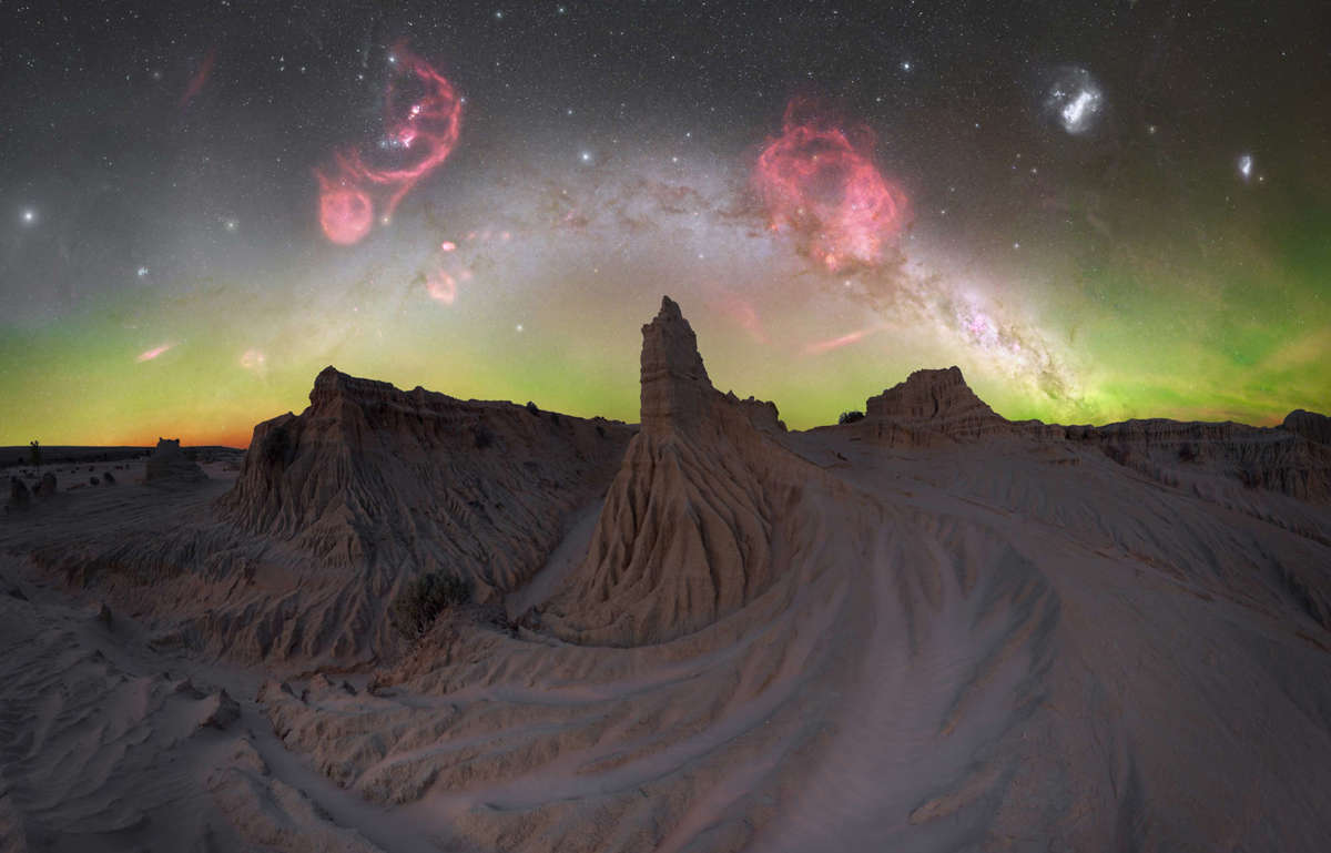 "Mungo dreamtime" por Jhon Rutter .PARQUE NACIONAL DE MUNGO, NSW,AUSTRALIA. ”Este paisaje parecido a Marte es la orilla del Antiguo Lago Mungo, hogar de los restos humanos más antiguos fuera de África, un sitio significativo para toda la humanidad" (La belleza de la Vía Láctea en fotografías)