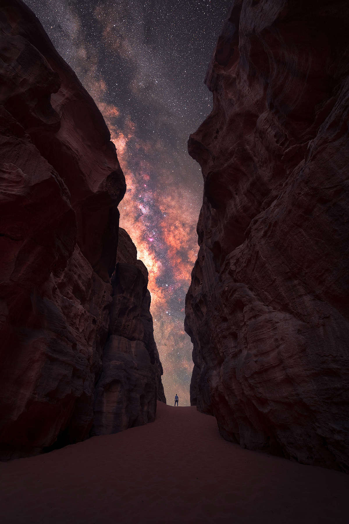 "The Vanity of Life" por MIHAIL MINKOV Desierto Wadi Rum, Jordania. "Cada vez que salgo a capturar el cielo nocturno, me invade un sentido de humildad y gratitud por mi existencia. Es como si mis problemas menguaran en comparación, y me recuerda el inmenso amor que tengo por mi familia y la belleza de la vida misma, haciendo que todo lo demás parezca trivial"