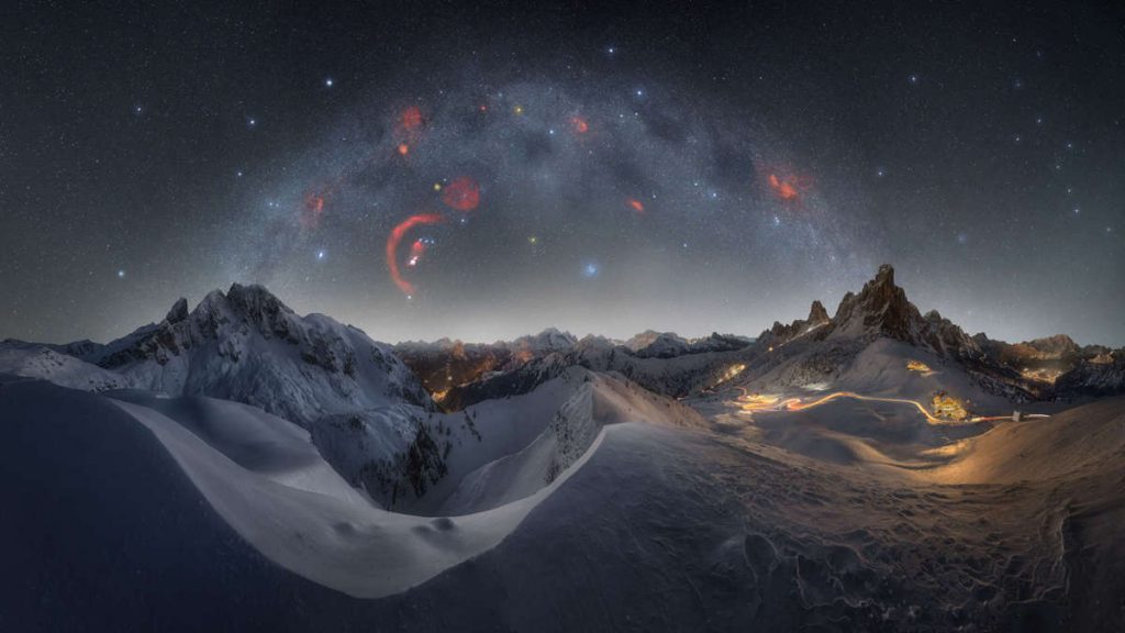 "Road to Winter Paradise" por ANDREA CURZI Passo Giau, Italia. "Con aproximadamente 300° de campo de visión, la imagen final resultó de una panorámica que comprendía 10 filas para la base y 10 para el cielo. Para la base, utilicé técnicas de exposición múltiple en varias partes de la panorámica para recuperar los detalles, junto con una serie de tomas para los senderos"