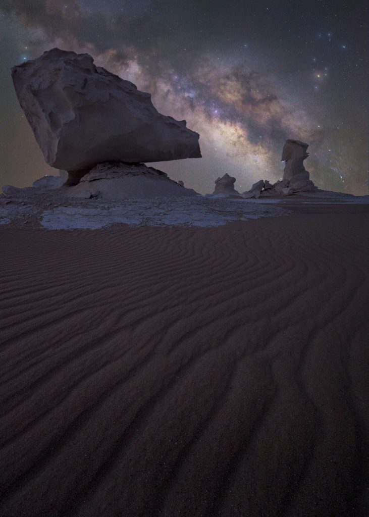"Sand Path" por HUGO VALLE. Desierto Blanco, Egipto. "Los cielos nocturnos están entre los mejores, y las caprichosas formaciones rocosas, esculpidas por el viento y la arena, hacen que elegir sujetos para fotografiar sea un desafío".
