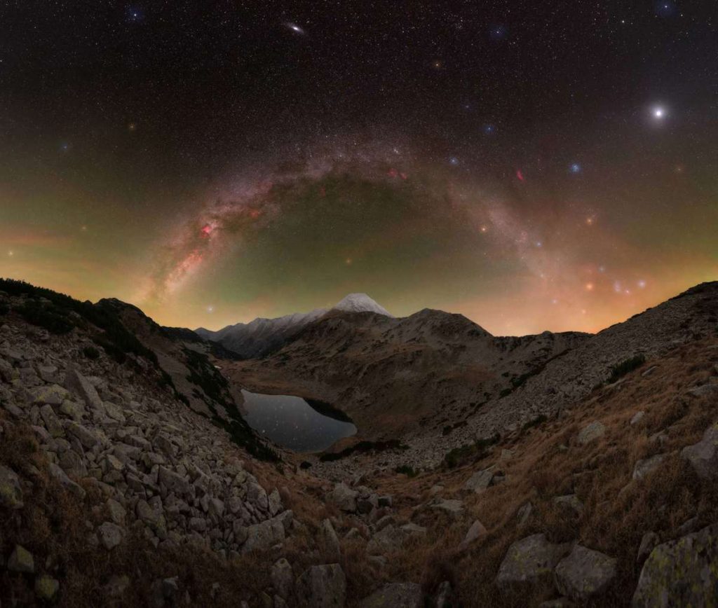"The Kingdom of Perun" por TERVEL KUTSEV. Montes Pirin, Bulgaria. "Vihren, la cumbre de mármol en el centro de la panorámica, es la más alta de Pirin. Su belleza me hizo enamorarme del montañismo y, naturalmente, se convirtió en uno de mis lugares favoritos para la astrofotografía"