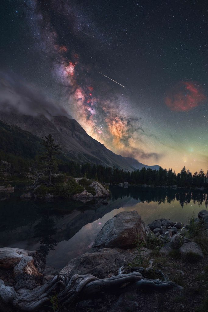 "Saoseo" por ALEXANDER FORST. Graubuenden, Suiza. "Mi plan original era usar una carcasa submarina para tomar una foto dividida, pero la carcasa se rompió en el primer intento. Afortunadamente, el lago ofrecía otras composiciones preciosas"