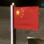 China planta su bandera en la Luna