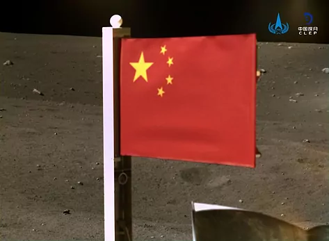 China planta su bandera en la Luna