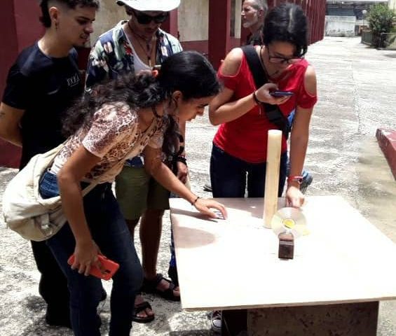 Observación del Día sin sombra por jóvenes en el IMRE